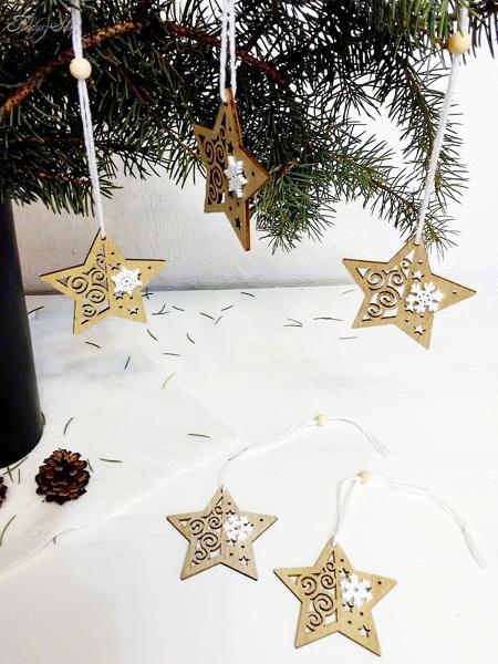 Weihnachtsstern mit weißer Schneeflocke